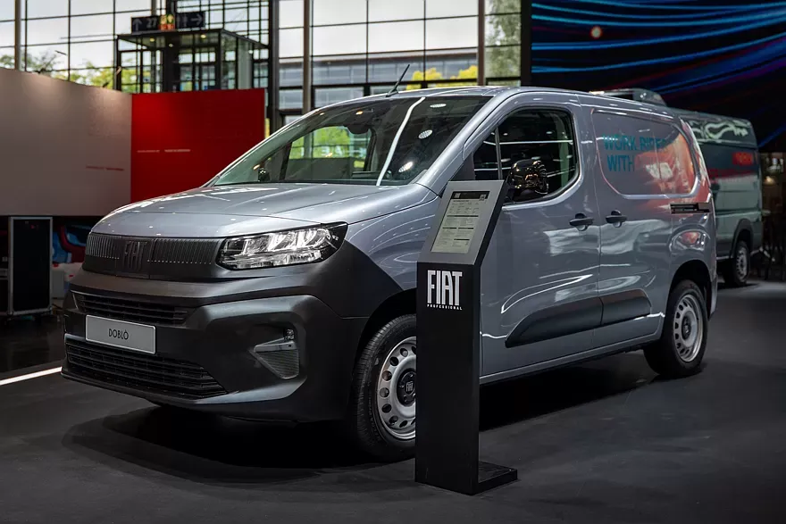 Naujienos iš Hanoverio: „Fiat“ pristatė biudžetinį „Doblo Easy Pro“ furgoną ir elektrinį triratį „Tris“