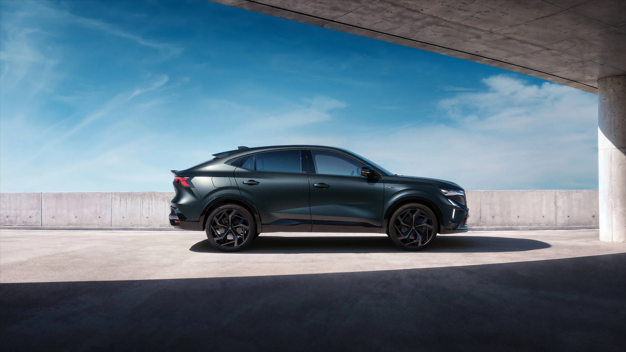 Renault Rafale pasipuošė ekskliuzyvine „Hypnotic“ versija: atskleistos 300 AG hibrido detalės ir kaina