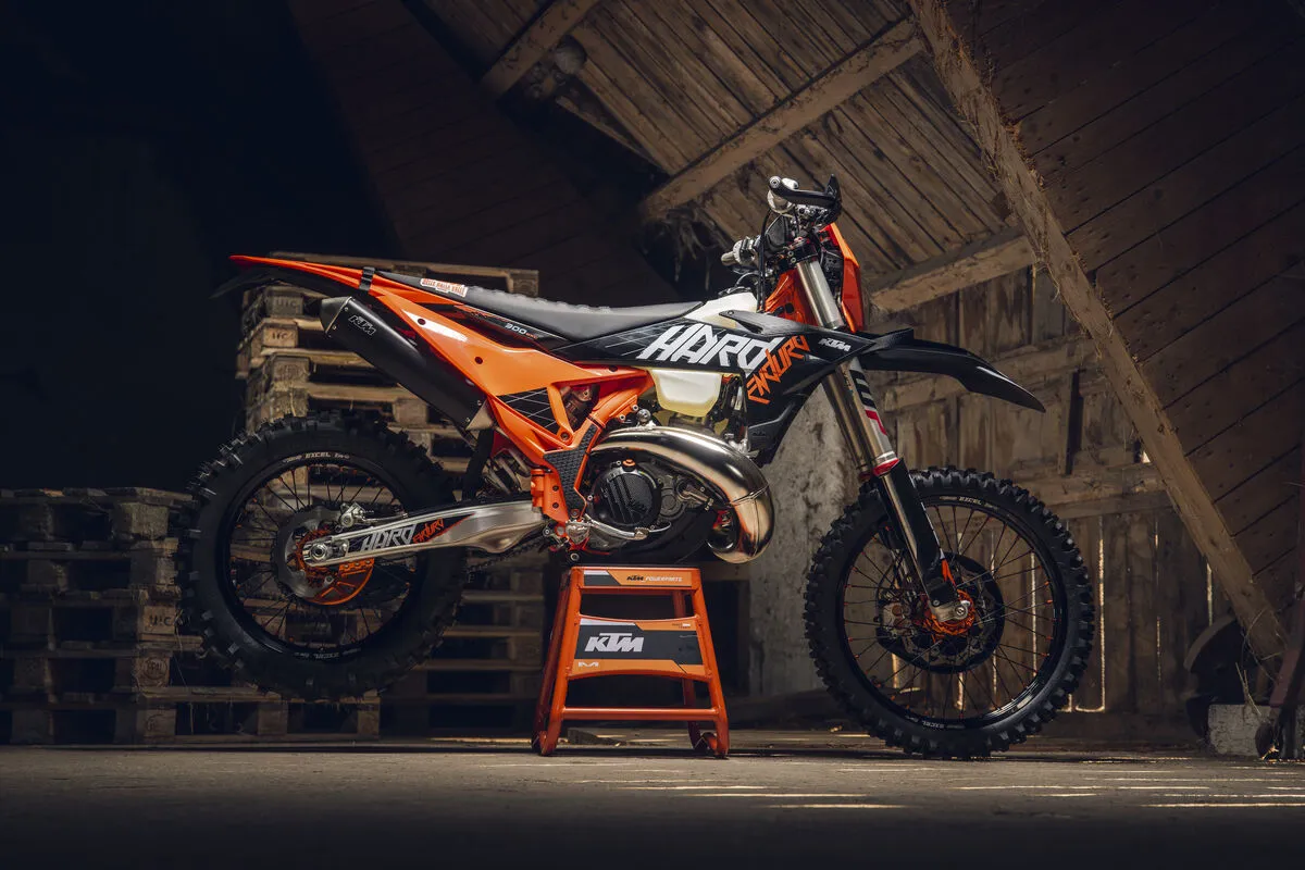 Ekstremaliojo enduro viršūnė: oficialiai pristatytas atnaujintas 2027 m. „KTM 300 XC-W HARDENDURO“