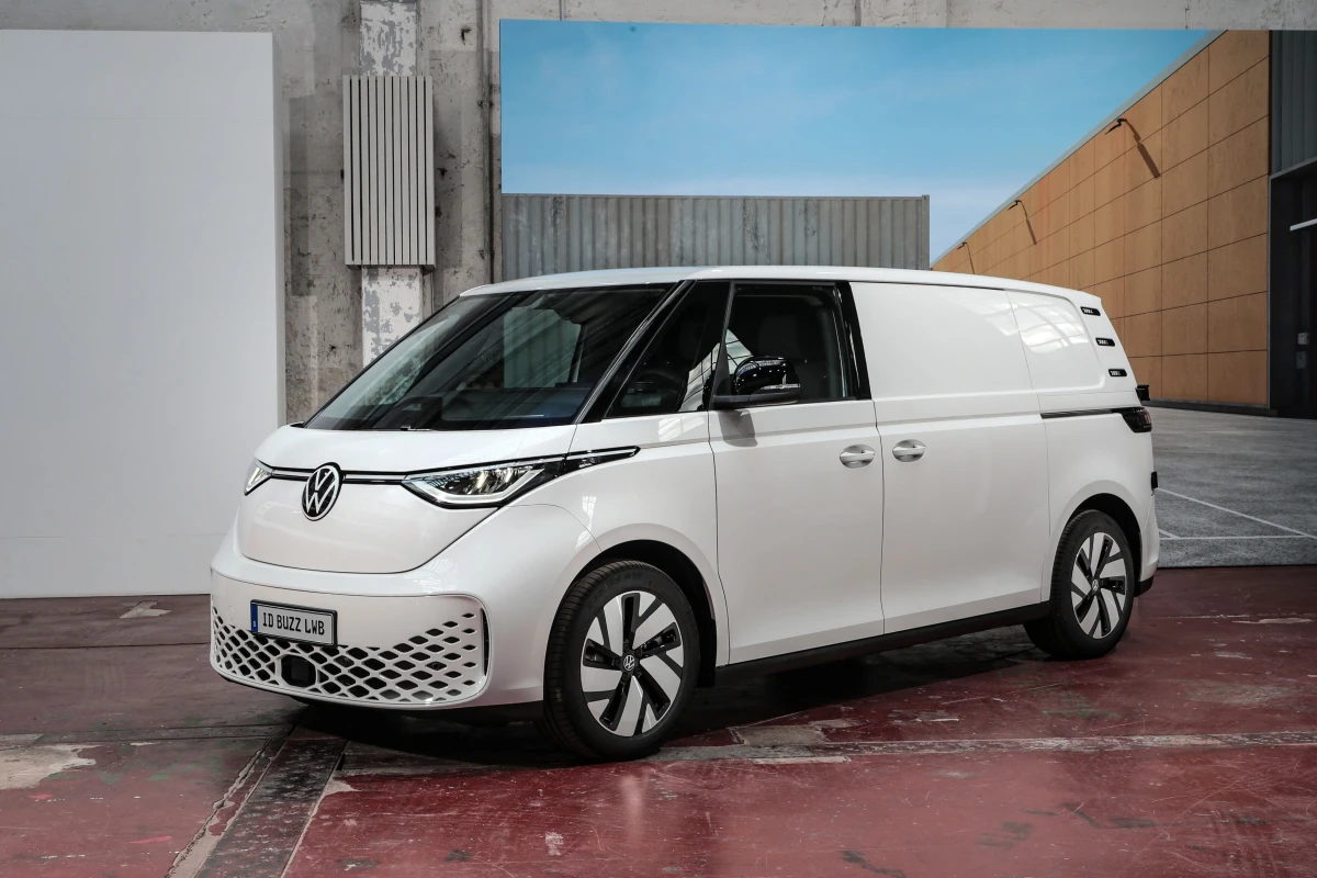„Volkswagen“ pristatė pailgintą „ID. Buzz Cargo“ versiją: daugiau erdvės, 340 AG ir 1 800 kg tempimo galimybės