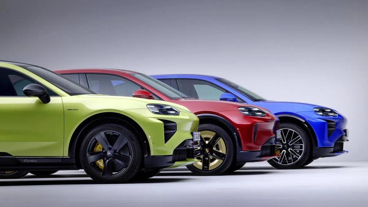 Naujos inovacijos „Porsche Cayenne Electric“: garso masažas, išmaniosios durys ir belaidis įkrovimas