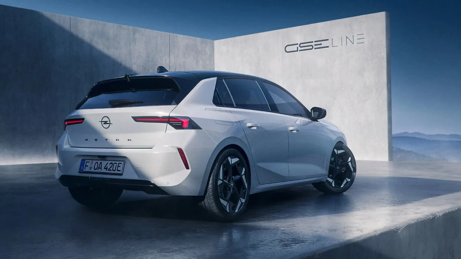 Sportiškas įvaizdis be kompromisų: „Opel Astra GSE Line“ ruošiasi debiutui Paryžiaus automobilių parodoje