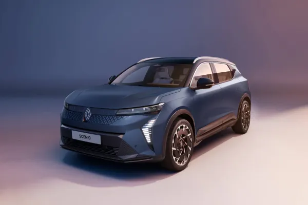 „Metų automobilis 2024“ evoliucionuoja: atnaujintas „Renault Scenic E-Tech“ stebina „Google Gemini“ DI, nauja LFP baterija ir net kavos aparatu