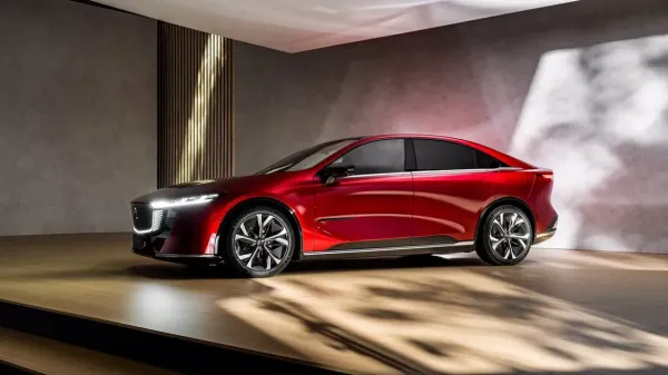 Meno ir technologijų sinergija: pasaulinį dizaino apdovanojimą pelnęs „Mazda6e“ Vilniuje tapo gyva drobe