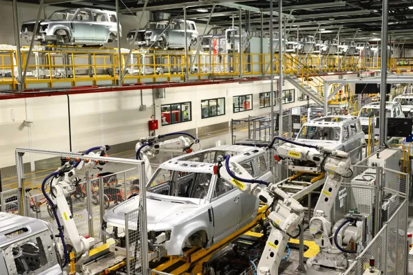 Smunkant pelnui ir pardavimams, „Jaguar Land Rover“ atleidžia 4 000 darbuotojų