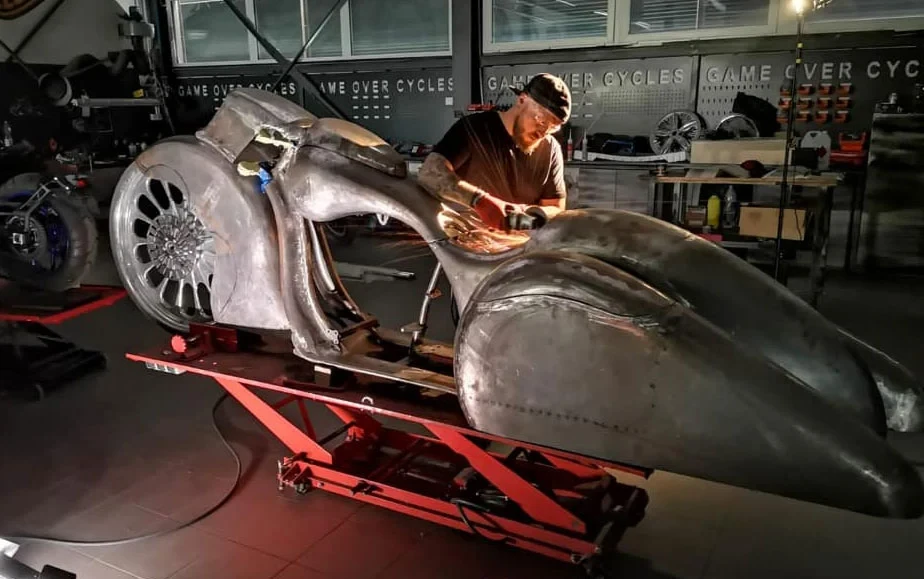 Lenkų meistrų šedevras: „Game Over Cycles“ sukūrė Jameso Hetfieldo automobilio įkvėptą motociklą „Slow Burn“