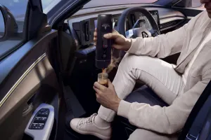 „Metų automobilis 2024“ evoliucionuoja: atnaujintas „Renault Scenic E-Tech“ stebina „Google Gemini“ DI, nauja LFP baterija ir net kavos aparatu