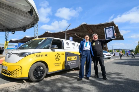 Aplink pasaulį be gedimų: elektrinis „Volkswagen ID. Buzz“ pagerino Gineso rekordą