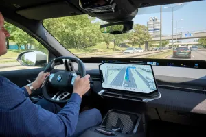 Navigacija ir važiavimo asistentai viename trimačiame ekrane: „BMW Group“ pristato išmaniąją „BMW Maps 3D“ sistemą