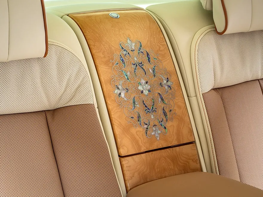 Neįkainojama prabanga iš Dubajaus: pristatytas unikalus „Rolls-Royce Phantom Hummingbird“ su perlamutro inkrustacijomis