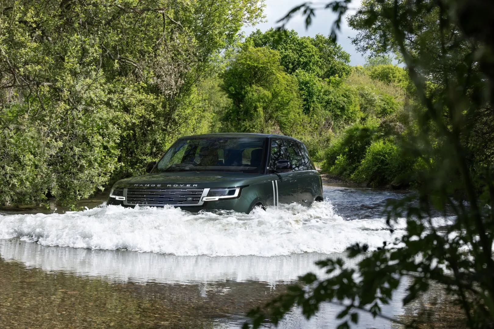 Pirmasis visiškai elektrinis „Range Rover“ – tylesnis ir nepraradęs savo pravažumo