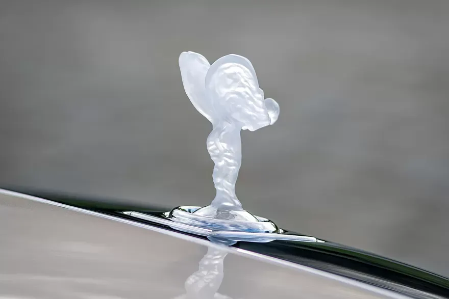 Neįkainojama prabanga iš Dubajaus: pristatytas unikalus „Rolls-Royce Phantom Hummingbird“ su perlamutro inkrustacijomis