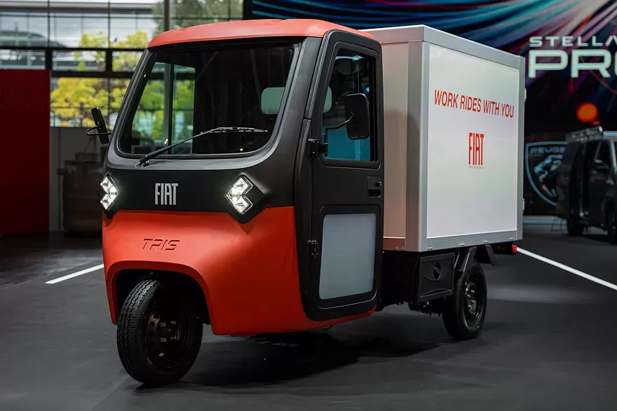 Naujienos iš Hanoverio: „Fiat“ pristatė biudžetinį „Doblo Easy Pro“ furgoną ir elektrinį triratį „Tris“