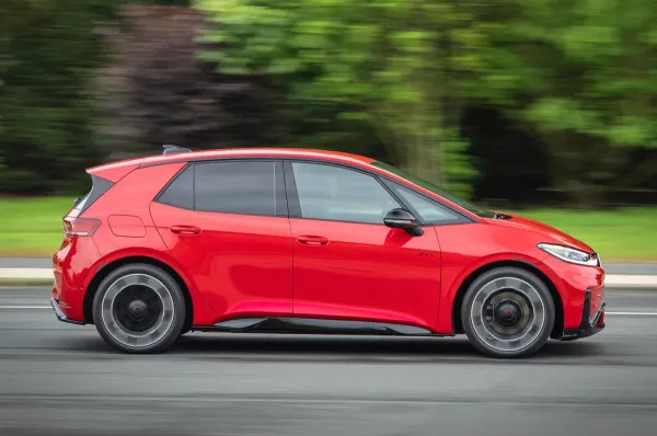 Istorinis lūžis: „Volkswagen“ pristatė pirmąjį galiniais ratais varomą ir galingiausią istorijoje „ID.3 GTI“