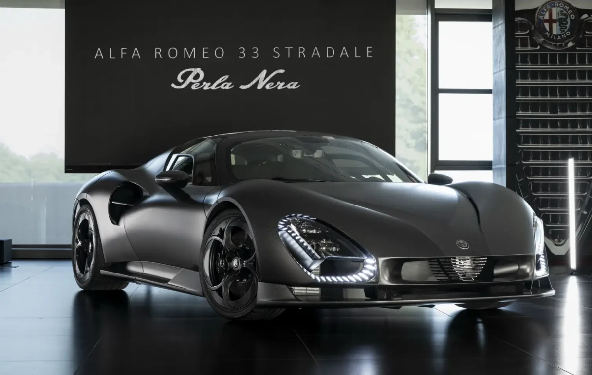Vienintelis toks pasaulyje: „Alfa Romeo“ pristatė unikalią „33 Stradale Perla Nera“ versiją