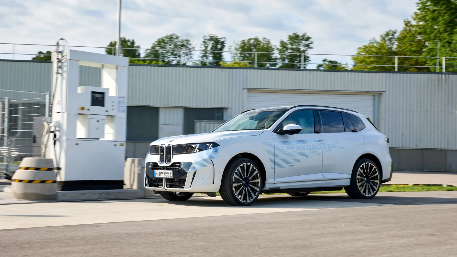 Vandeniliu varomas „BMW iX5 Hydrogen“ nusimetė kamufliažą: serijinis debiutas numatytas 2028 m.
