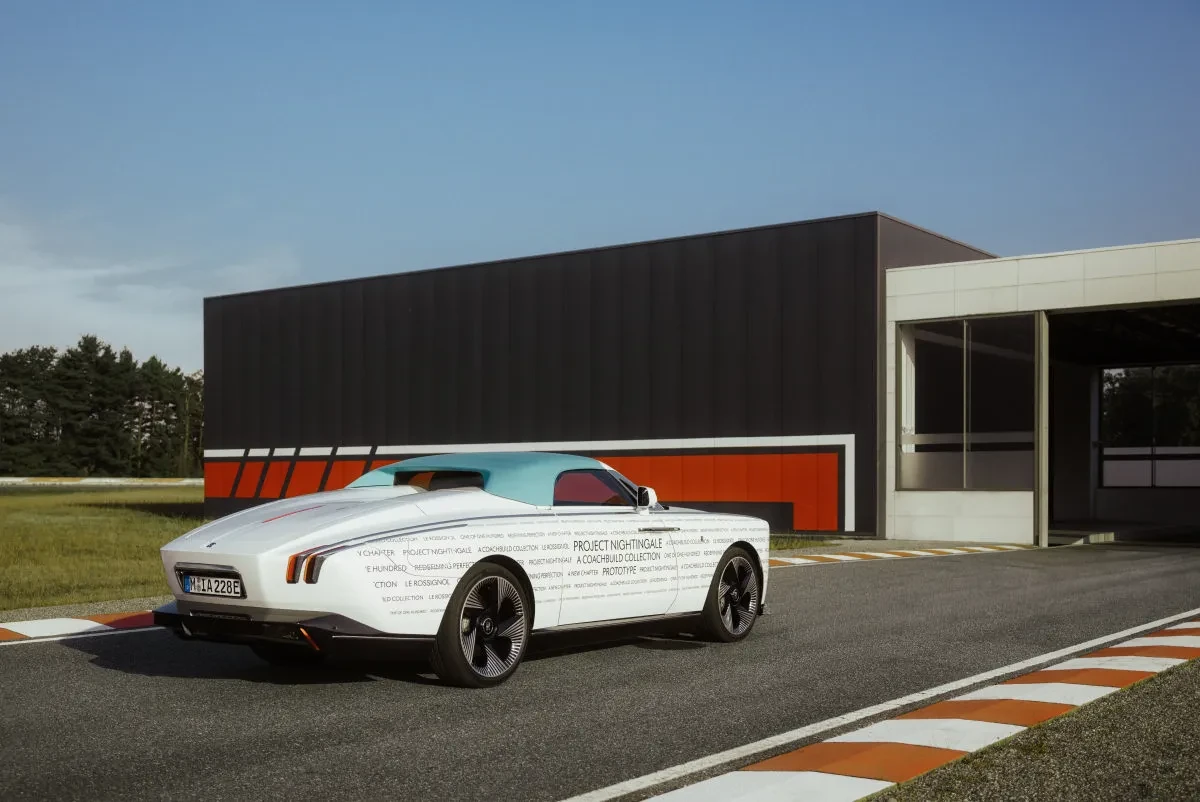 Prabanga be ribų: prasideda vos 100 vienetų tiražu išleidžiamo elektrinio „Rolls-Royce Project Nightingale“ bandymai