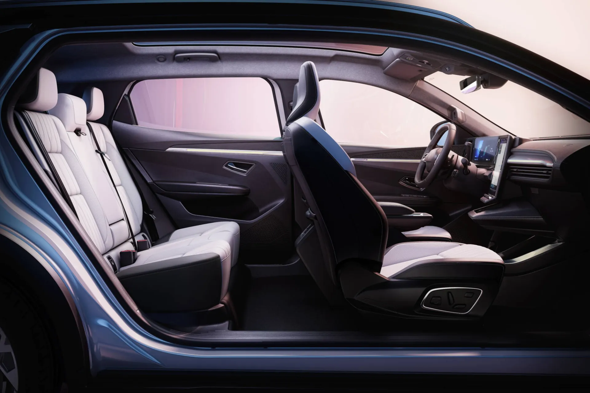„Metų automobilis 2024“ evoliucionuoja: atnaujintas „Renault Scenic E-Tech“ stebina „Google Gemini“ DI, nauja LFP baterija ir net kavos aparatu