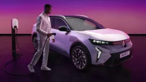 „Metų automobilis 2024“ evoliucionuoja: atnaujintas „Renault Scenic E-Tech“ stebina „Google Gemini“ DI, nauja LFP baterija ir net kavos aparatu