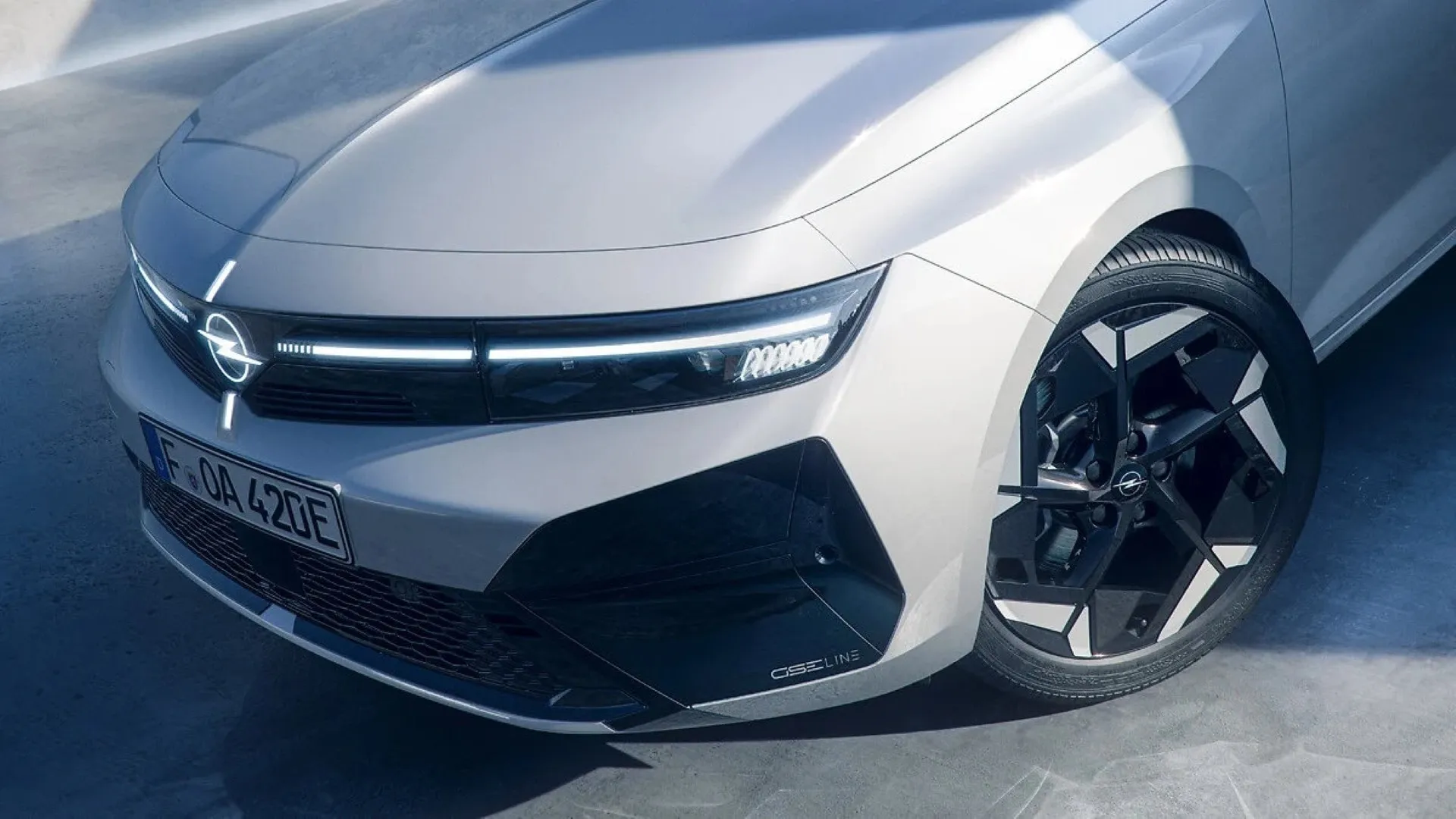 Sportiškas įvaizdis be kompromisų: „Opel Astra GSE Line“ ruošiasi debiutui Paryžiaus automobilių parodoje
