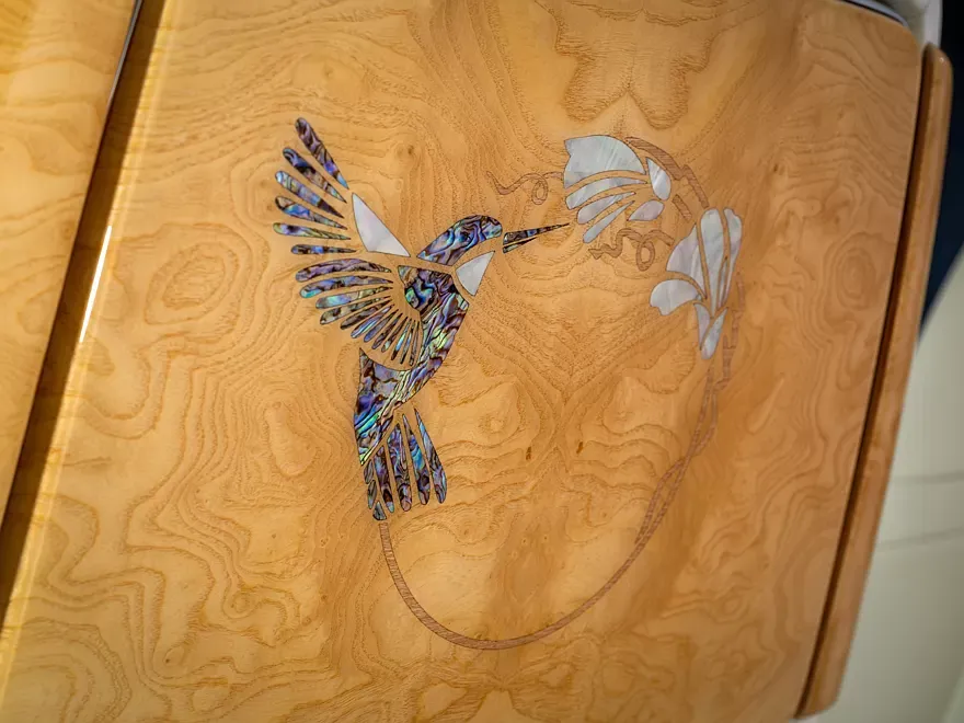 Neįkainojama prabanga iš Dubajaus: pristatytas unikalus „Rolls-Royce Phantom Hummingbird“ su perlamutro inkrustacijomis