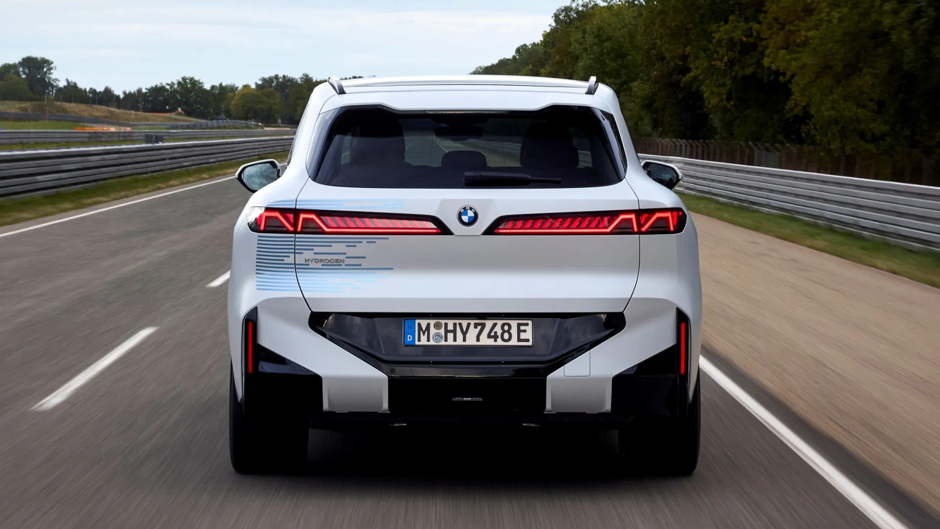 Vandeniliu varomas „BMW iX5 Hydrogen“ nusimetė kamufliažą: serijinis debiutas numatytas 2028 m.