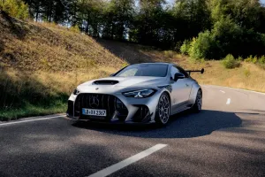 Grynakraujis dinamikos monstras: „Mercedes-AMG“ pristatė ribotos serijos „CLE 646 Spezialanfertigung“