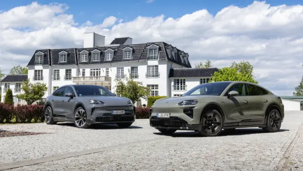 Naujos inovacijos „Porsche Cayenne Electric“: garso masažas, išmaniosios durys ir belaidis įkrovimas