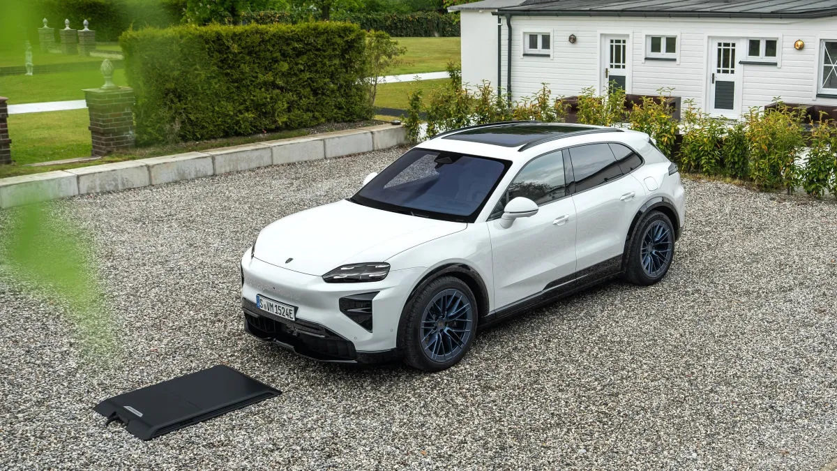 Naujos inovacijos „Porsche Cayenne Electric“: garso masažas, išmaniosios durys ir belaidis įkrovimas