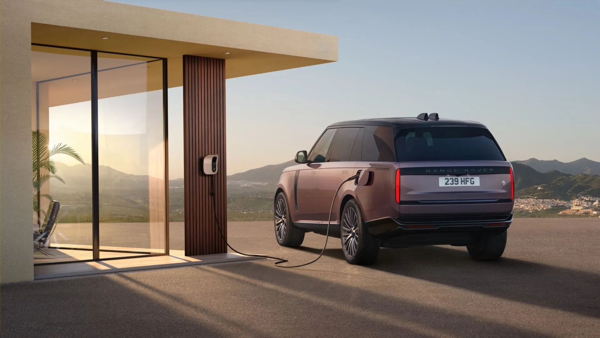 Pirmasis visiškai elektrinis „Range Rover“ – tylesnis ir nepraradęs savo pravažumo