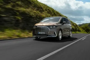 Naujasis elektrinis „Mercedes-Benz VLE“ ištrina ribą tarp limuzino ir erdvaus keleivinio automobilio