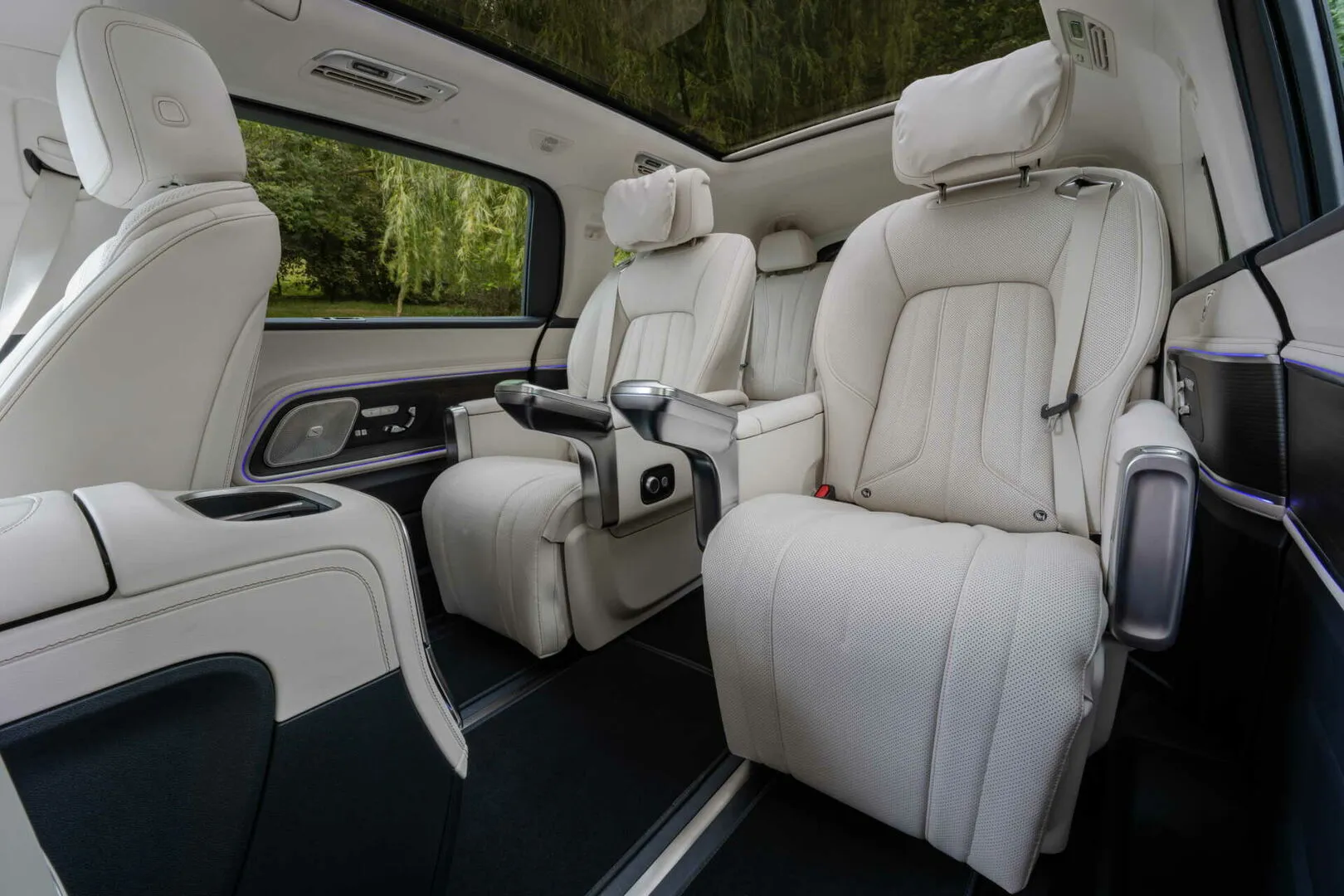 Naujasis elektrinis „Mercedes-Benz VLE“ ištrina ribą tarp limuzino ir erdvaus keleivinio automobilio