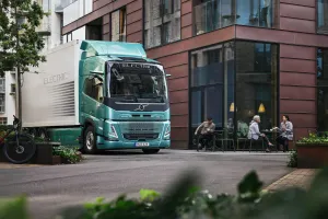 „Volvo“ pradeda serijinę iki 700 km nuvažiuojančių elektrinių sunkvežimių gamybą