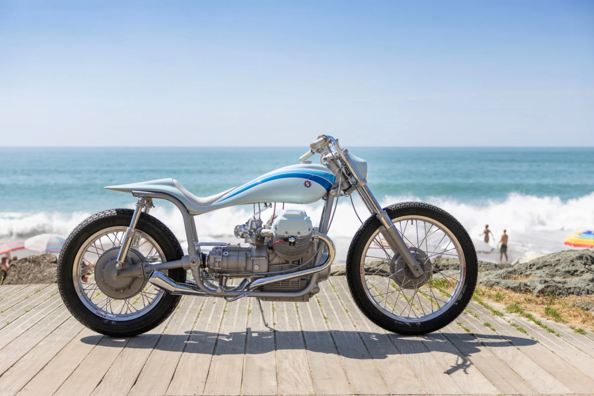 Aukštųjų technologijų nostalgija: Hamburgo „Kaffeemaschine“ dirbtuvių šedevras – „Moto Guzzi V7 Scrambler“