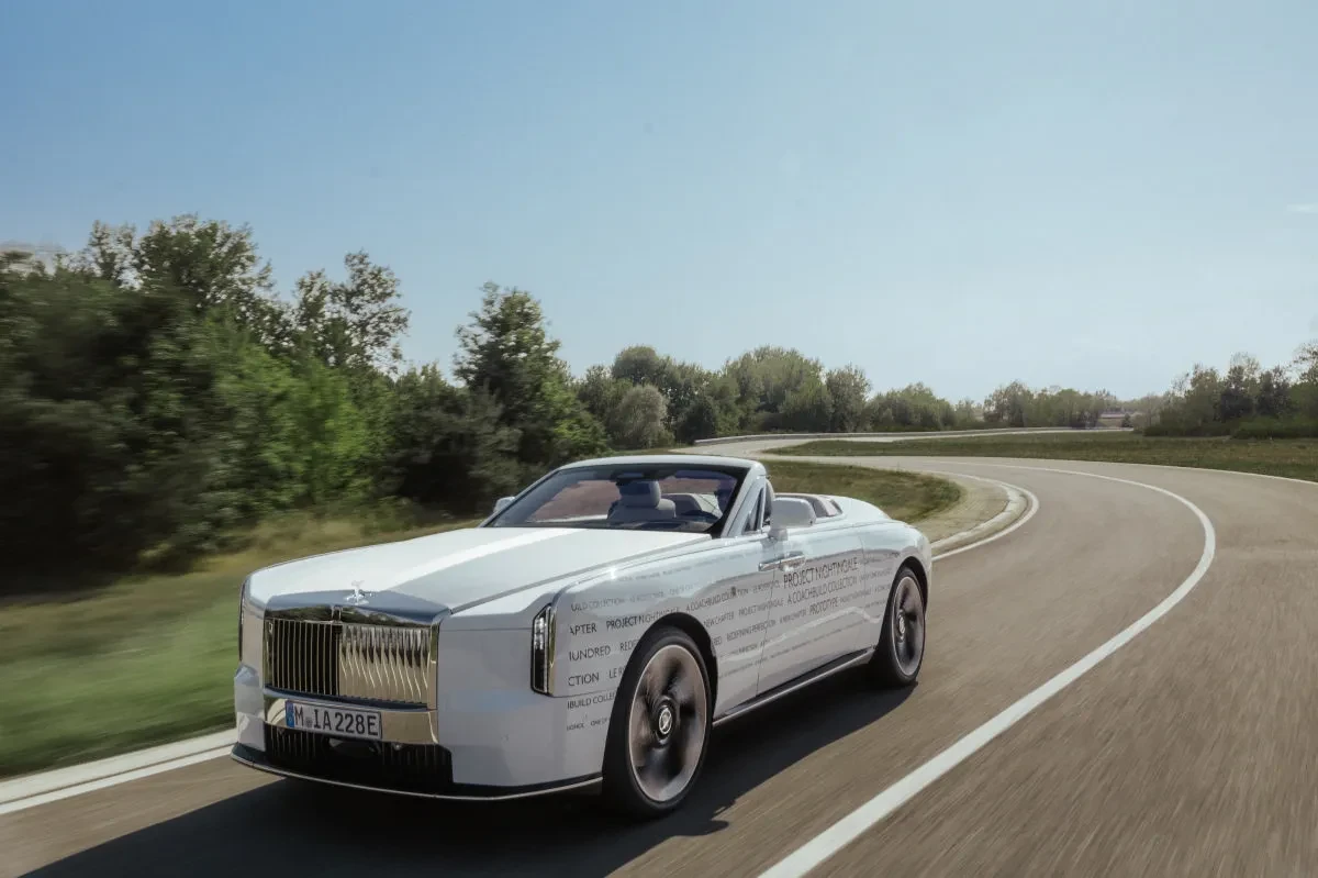 Prabanga be ribų: prasideda vos 100 vienetų tiražu išleidžiamo elektrinio „Rolls-Royce Project Nightingale“ bandymai