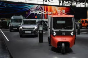 Naujienos iš Hanoverio: „Fiat“ pristatė biudžetinį „Doblo Easy Pro“ furgoną ir elektrinį triratį „Tris“
