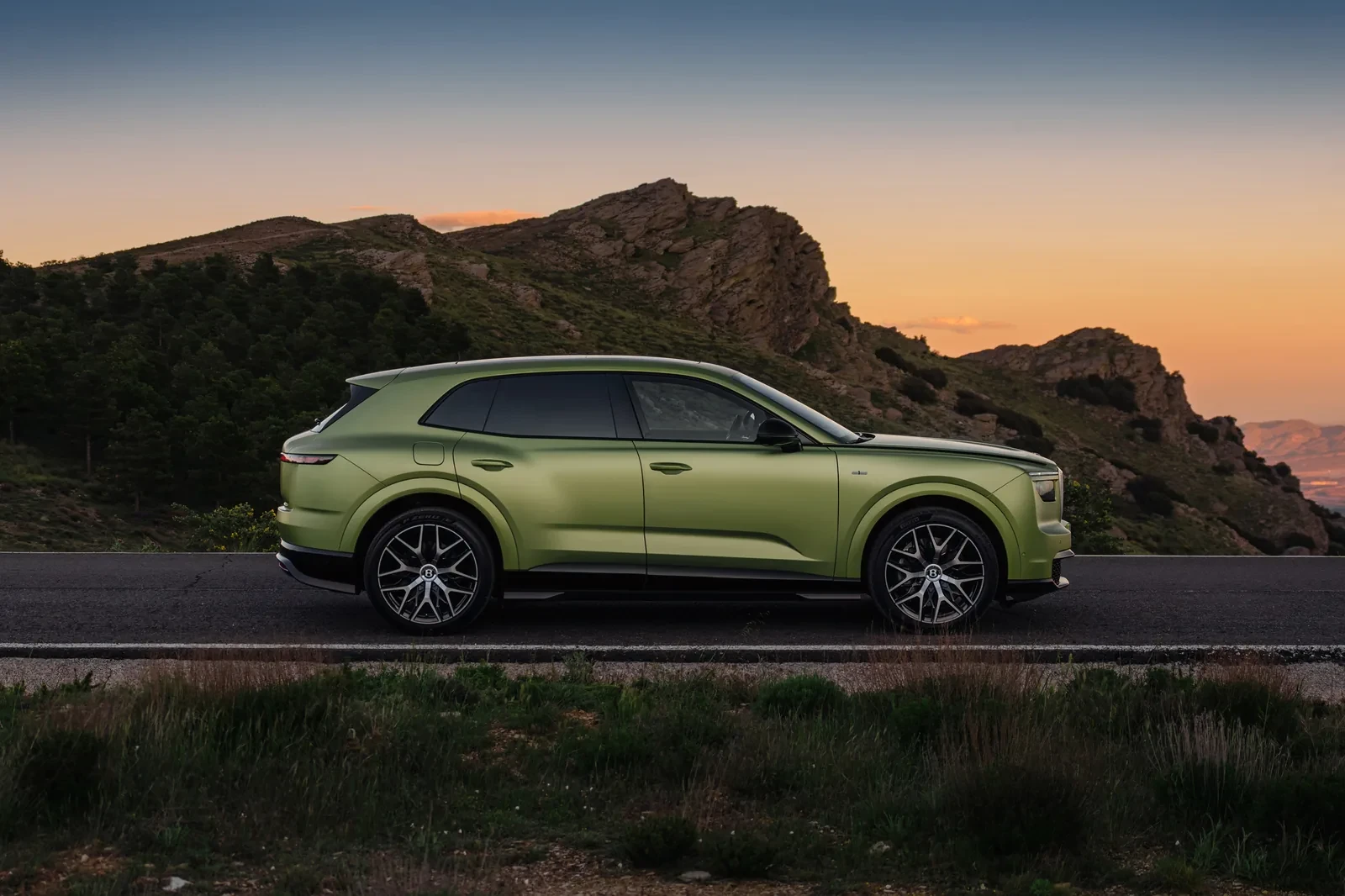 Istorinis žingsnis: „Bentley“ pristatė savo pirmąjį elektromobilį – 876 AG galios visureigį „Torcal“