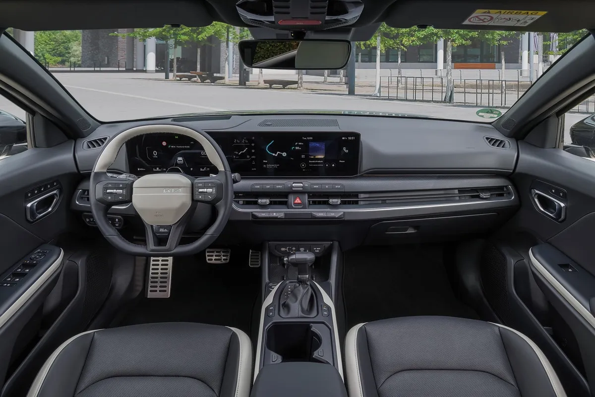 „Kia K4“ hibridų debiutas Europoje: hečbekas ir universalas gaus 154 AG jėgainę