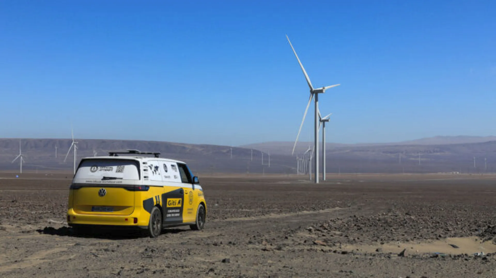 Aplink pasaulį be gedimų: elektrinis „Volkswagen ID. Buzz“ pagerino Gineso rekordą