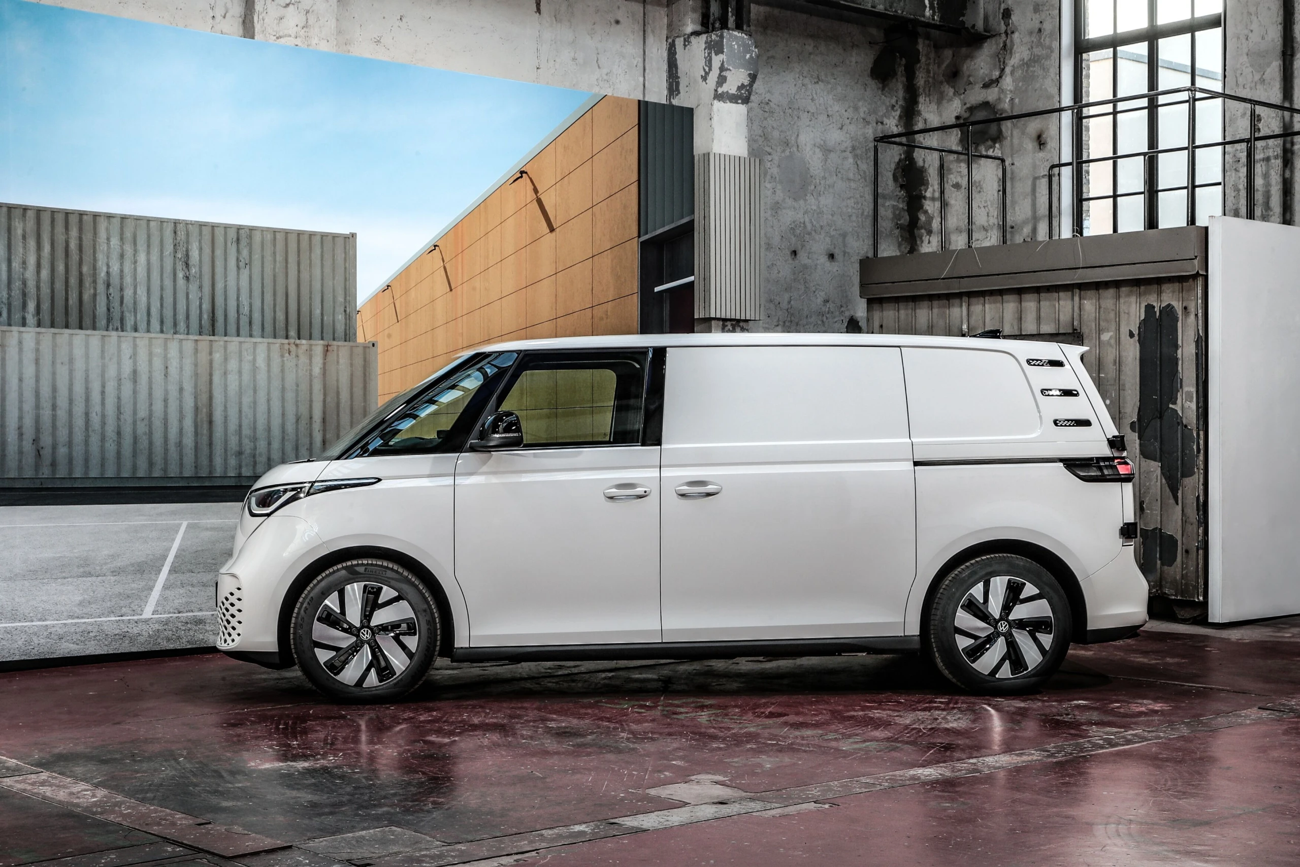 „Volkswagen“ pristatė pailgintą „ID. Buzz Cargo“ versiją: daugiau erdvės, 340 AG ir 1 800 kg tempimo galimybės