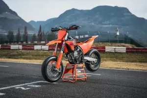 Trasų chuliganas atsinaujina: pristatytas 2027 m. „KTM 450 SMR“