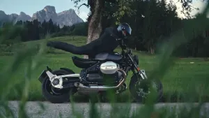Bavarijos milžinas artėja prie serijinės gamybos: „BMW R20“ su 2 litrų opozitiniu varikliu pakeis „raumenų“ klasės taisykles