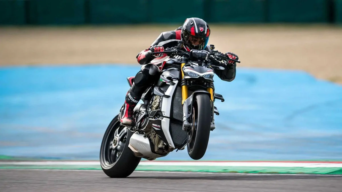 Nutekėję „CARB“ dokumentai atskleidžia: 2027 metams „Ducati“ ruošia naują agresyvųjį „Streetfighter V4 SP“