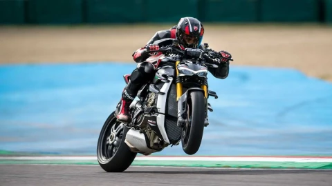 Nutekėję „CARB“ dokumentai atskleidžia: 2027 metams „Ducati“ ruošia naują agresyvųjį „Streetfighter V4 SP“
