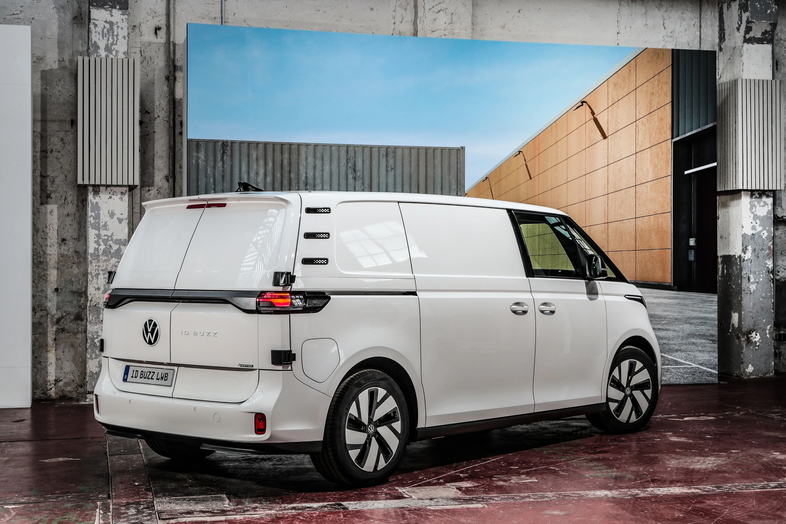 „Volkswagen“ pristatė pailgintą „ID. Buzz Cargo“ versiją: daugiau erdvės, 340 AG ir 1 800 kg tempimo galimybės