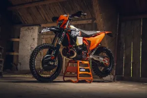 Ekstremaliojo enduro viršūnė: oficialiai pristatytas atnaujintas 2027 m. „KTM 300 XC-W HARDENDURO“