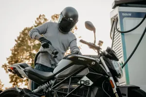 Išgirstas entuziastų prašymas: „Zero Motorcycles“ pristato itin greitą DC įkrovimą, kurį bus galima montuoti ir senesniuose modeliuose