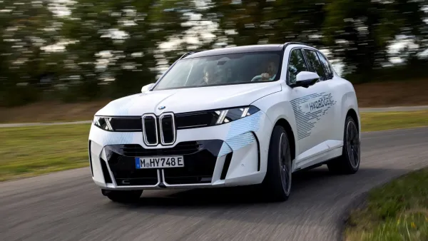 Vandeniliu varomas „BMW iX5 Hydrogen“ nusimetė kamufliažą: serijinis debiutas numatytas 2028 m.