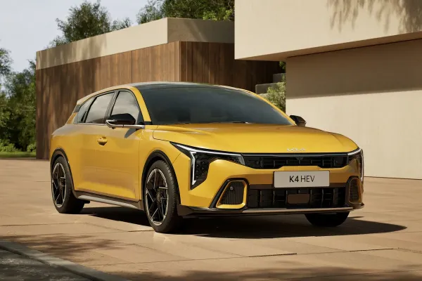 „Kia K4“ hibridų debiutas Europoje: hečbekas ir universalas gaus 154 AG jėgainę