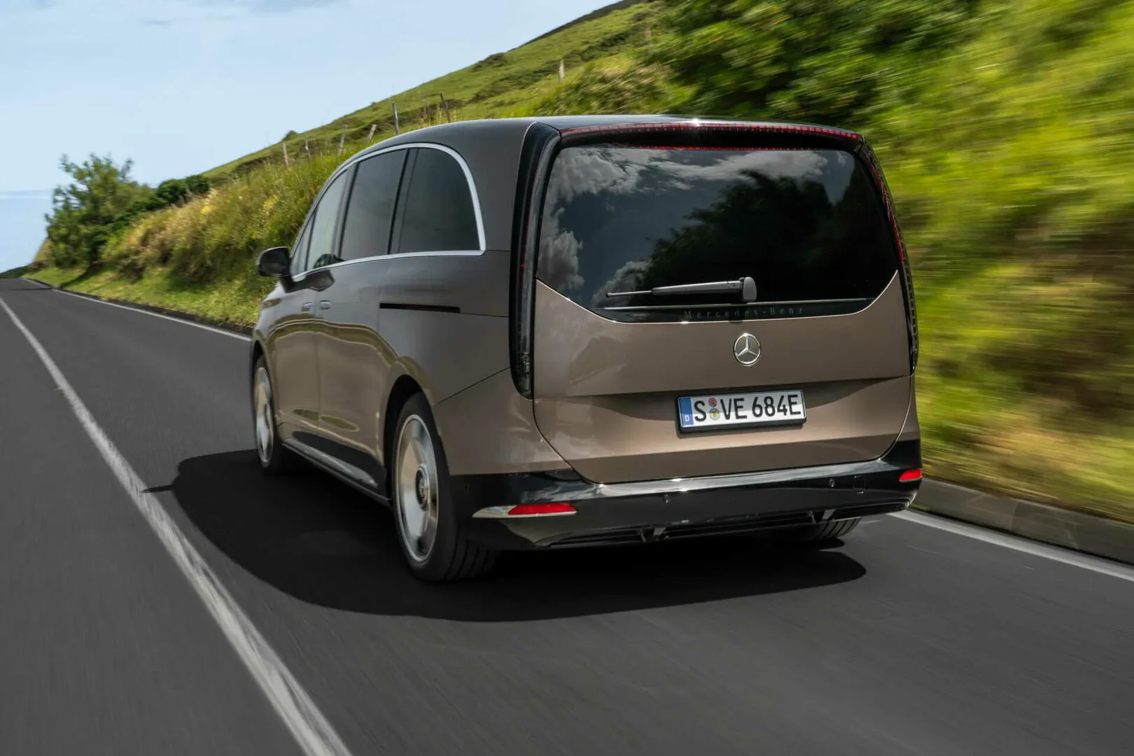 Naujasis elektrinis „Mercedes-Benz VLE“ ištrina ribą tarp limuzino ir erdvaus keleivinio automobilio